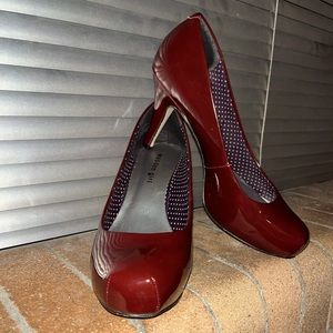 Red Madden Girl Platform Pumps